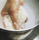 Будучи промити рису — стокове фото