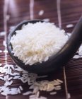 Schöpfkelle mit ungekochtem langen weißen Reis — Stockfoto