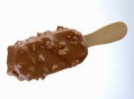 Crème glacée vanille enduite de noix — Photo de stock