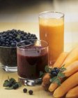 Blueberry juice and carrot juice — Stock Photo