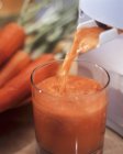 Succo di carota a corto di spremiagrumi — Foto stock