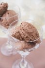 Nahaufnahme von Mousse au Chocolat in zwei Gläsern — Stockfoto