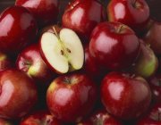 Pommes rouges entières — Photo de stock