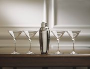 Четыре бокала мартини с коктейльным шейкером — стоковое фото