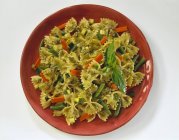 Pesto farfalle with Beans and Carrots — Stock Photo