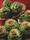 Alcachofas frescas y rellenas - foto de stock