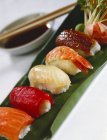 Assortiment de sushis nigiri sur feuille de banane — Photo de stock