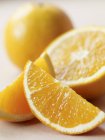 Oranges fraîches juteuses tranchées — Photo de stock