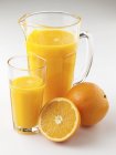 Sumo de laranja em jarro e vidro — Fotografia de Stock