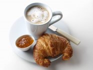 Croissant con marmellata e tazza — Foto stock