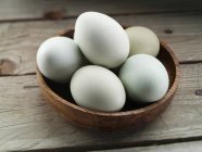 Hölzerne Schale mit Eiern — Stockfoto