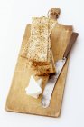 Пачка крекеров и сыр — стоковое фото