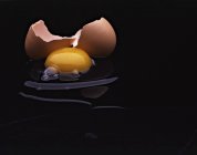 Розбите яйце з яєчною шкаралупою — стокове фото