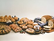 Variedade de produtos de panificação e pastelaria na superfície branca — Fotografia de Stock