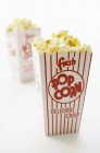 Karton mit Popcorn — Stockfoto