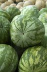 Frische ganze Wassermelonen — Stockfoto