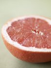 Eine halbe rosa Grapefruit — Stockfoto