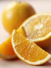 Arancia fresca con fette — Foto stock
