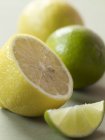 Limones y limas frescos - foto de stock