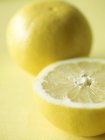 Желтый Грейпфрут с половиной — стоковое фото