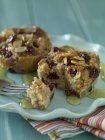 Muffins de albaricoque en plato - foto de stock