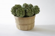 Cesta de alcachofas verdes - foto de stock