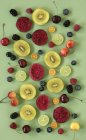 Frutta e bacche tagliate a metà assortite — Foto stock