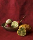 Vue rapprochée de fruits exotiques dans un bol et des poires piquantes — Photo de stock