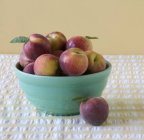 Fresh Peaches in Blue Bowl — Stock Photo
