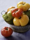 Heirloom tomates em Colander — Fotografia de Stock