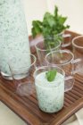 Minestra di crescione refrigerata in tazza di vetro — Foto stock