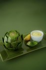 Alcachofa con salsa de limón - foto de stock