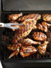 Morceaux de poulet sur barbecue — Photo de stock