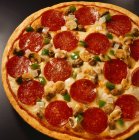 Pizza con Pepperoni, Embutidos y Verduras - foto de stock