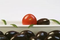 Kalamata Oliven und Kirschtomaten — Stockfoto