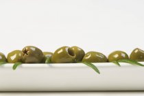Grüne Oliven und Rosmarin — Stockfoto