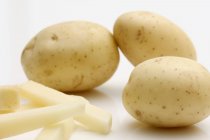 Сира і промита картопля — стокове фото