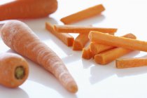 Zanahorias enteras y palitos de zanahoria - foto de stock