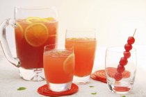 Poinçon de fruits dans des verres et une cruche en verre — Photo de stock