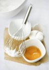 Олов'яне і збите яйце — стокове фото