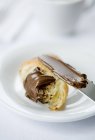 Schokoladenaufstrich auf Croissant — Stockfoto