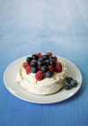 Closeup view of Pavlova with berries on plate — Stock Photo