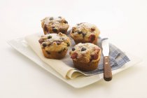 Muffins de damasco na placa — Fotografia de Stock