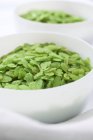 Зеленый рис в мисках — стоковое фото
