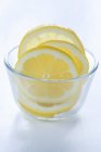 Zitronenscheiben in Glasschale — Stockfoto