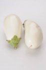 Два білих баклажани — стокове фото