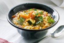 Sopa de verduras con calabacín y pasta de codo - foto de stock