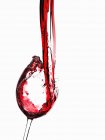 Vin rouge versé dans un verre — Photo de stock