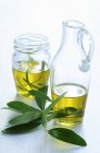 Botella de aceite de oliva con - foto de stock