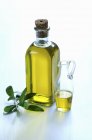 Botella de aceite de oliva con - foto de stock